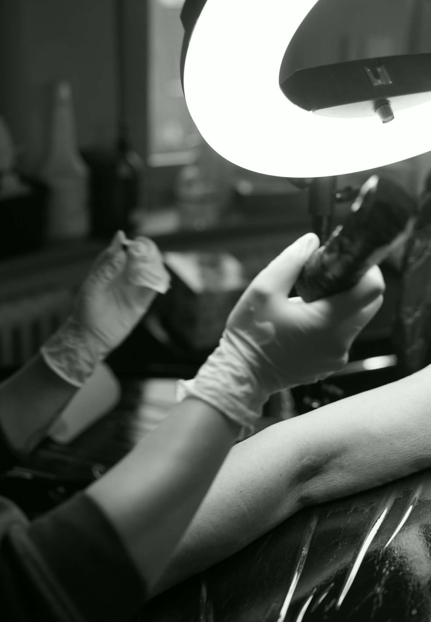 Tattoo Artist bei der Arbeit im Studio